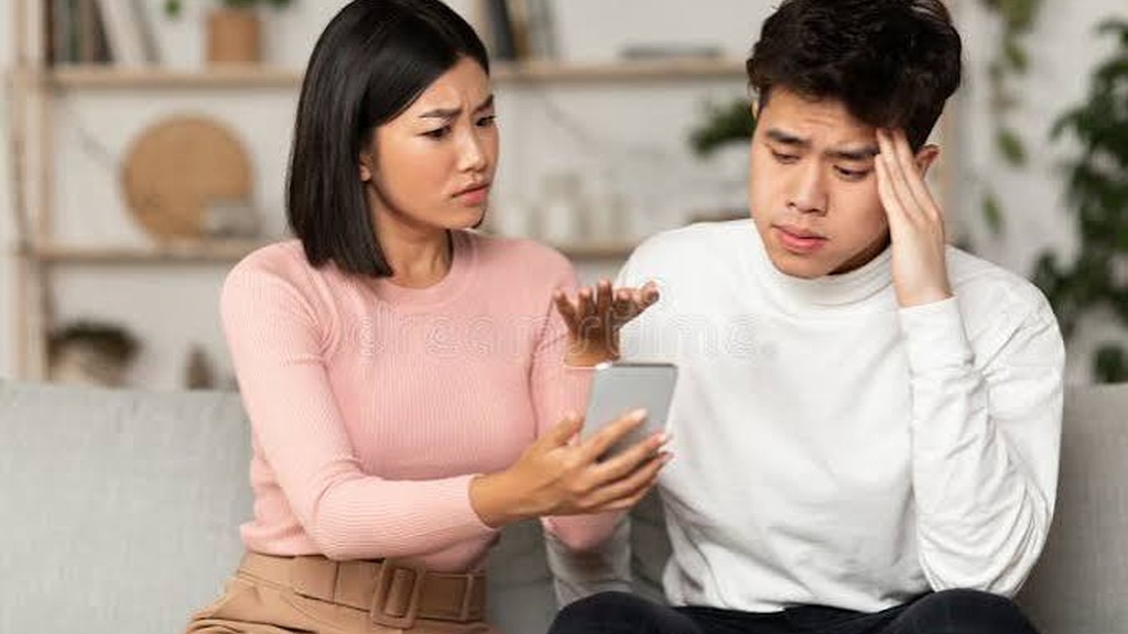 SPORE GIRL COMPLAINS ABOUT SPLITTING CAFE BILLS IN ANG MO KIO BUT SECRETLY SENDS S$800 MONTHLY TO EX